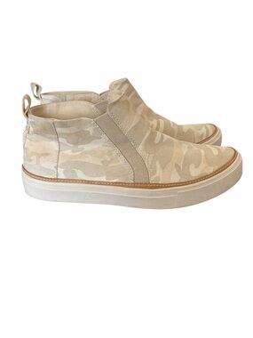 Toms camo mid top slip on sneakers size 9.5 tan beige camoflauge casual comfort